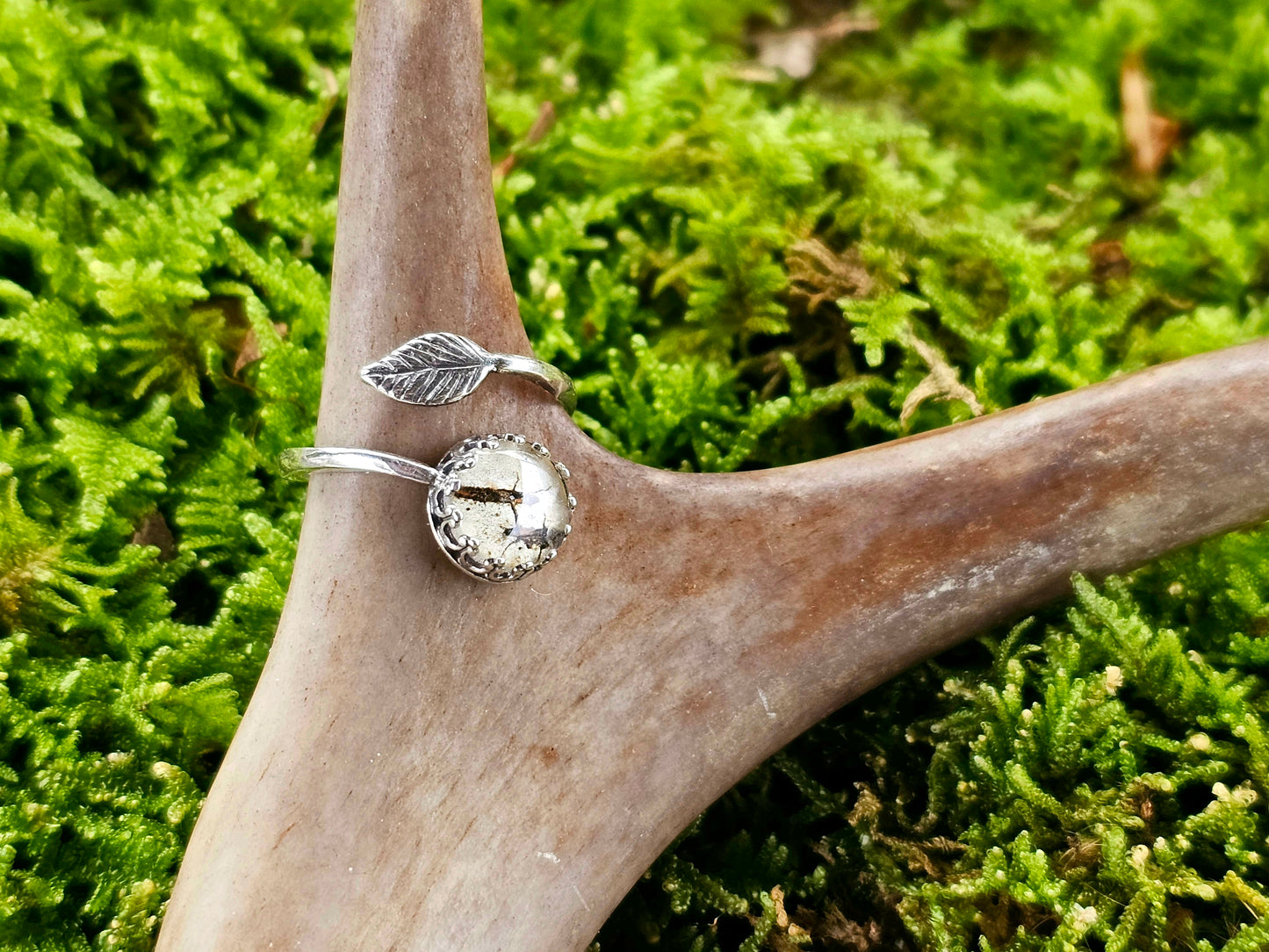 Birch bark ring with leaf